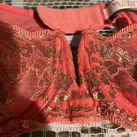 Victoria’s Secret 32 D Dream Angels push up without padding. Gently used. - Picture 4 of 6